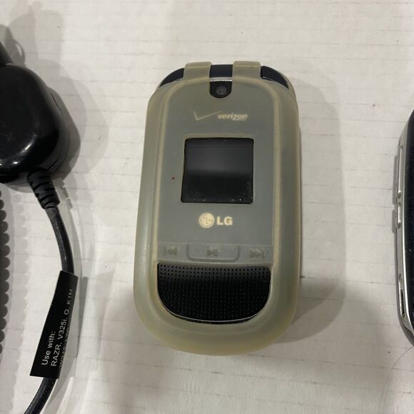 Verizon LG & Motorola Flip Phone W/ Accessories Pre Owned - Picture 3 of 6